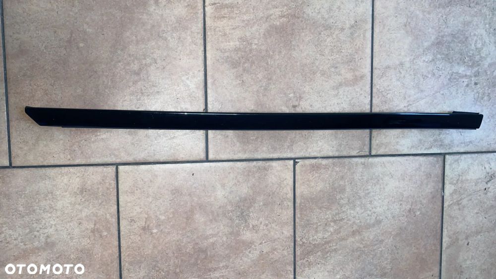 BMW G30 G31 LISTWA ZGARNIAJĄCA SZYBY CZOŁOWEJ PRZEDNIEJ LEWA CZARNY POŁYSK - 1