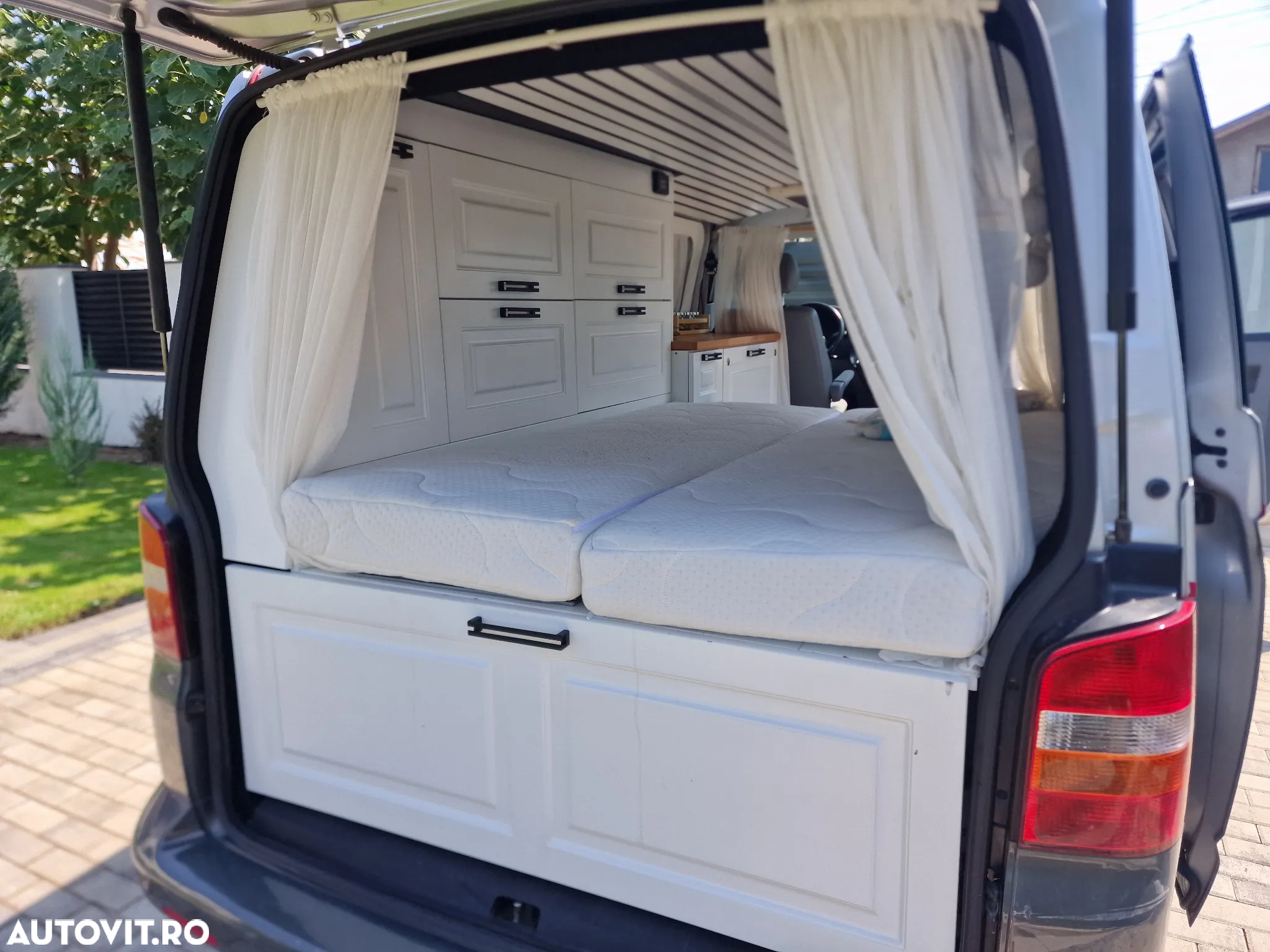 Volkswagen Caravelle - 9