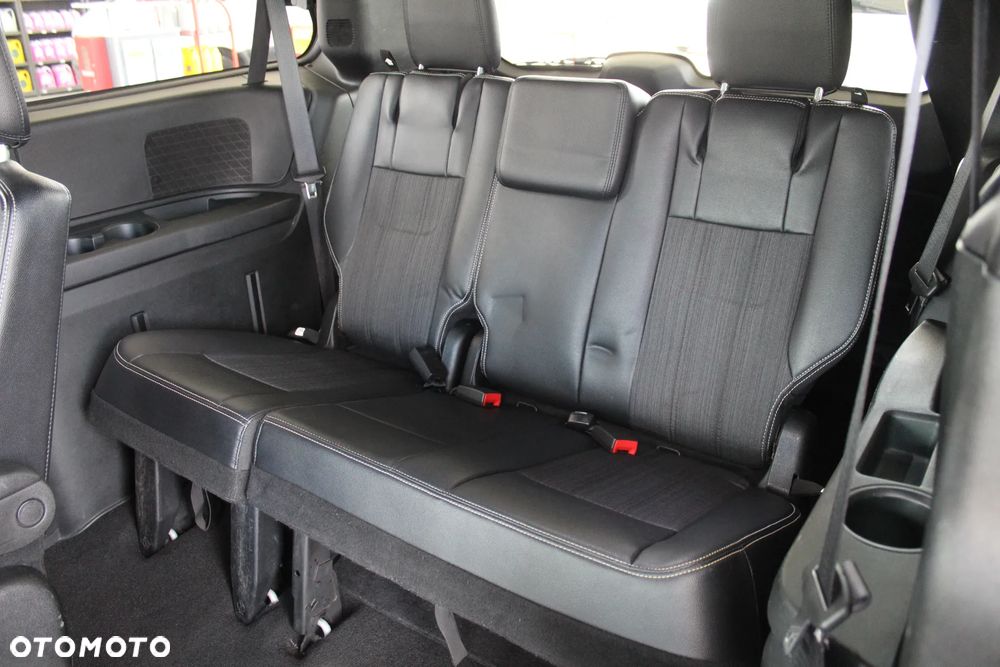 Chrysler Town & Country - 18