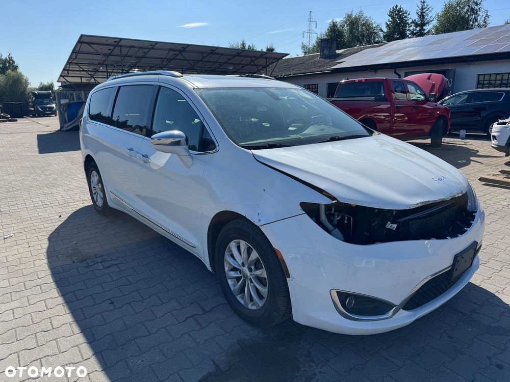 Chrysler Pacifica - 5