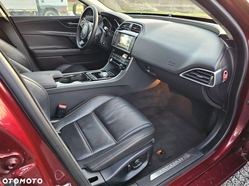 Jaguar XE 2.0 D Prestige - 10