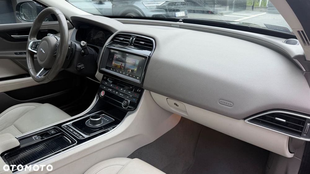 Jaguar XE 2.0 T Prestige - 16