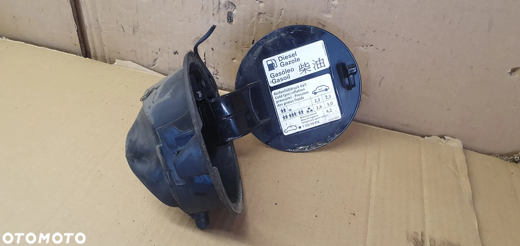 Klapka wlewu paliwa VW Touran 1T0809857 - 5