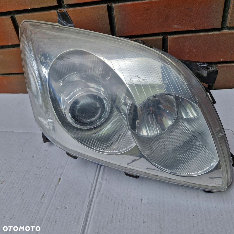 TOYOTA AVENSIS T25 03-06 LAMPA PRZÓD PRAWY - 1