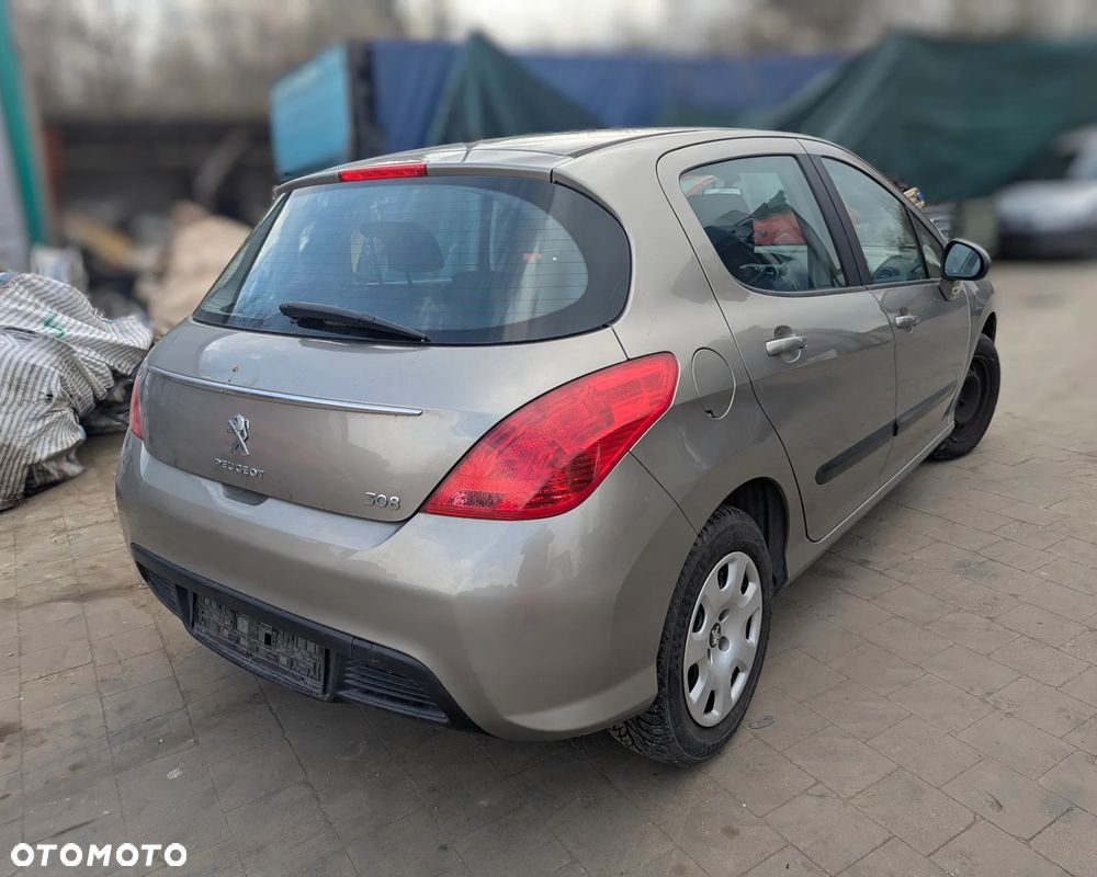 Peugeot 308 2011 1.2 benzyna - Oferuję Peugeot 308 z 2011 roku z silnikiem 1.2 benzyna. Pojazd przeznaczony wyłącznie na części.  Samochód nie jest oferowany jako pojazd do jazdy ani do rejestracji. Sprzedaż dotyczy poszczególnych części i podzespołów.  Silnik uszkodzony. Auto kompletne – wiele elementów w dobrym stanie.  Dane podstawowe pojazdu Marka: Peugeot Model: 308 Rok produkcji: 2011 Silnik: 1.2 benzyna Skrzynia biegów: manualna Nadwozie: hatchback Kolor: czarny Dostępne części (przykładowo): elementy karoserii (drzwi, maska, zderzak) reflektory i lampy skrzynia biegów zawieszenie wnętrze moduły i elektronika układ hamulcowy inne części – zapytaj o dostępność Informacje dodatkowe Sprzedaż części pojedynczych Silnik uszkodzony Cena zależna od wybranej części Możliwa wysyłka lub odbiór osobisty Kontakt przez wiadomość lub telefonauto na części - 9