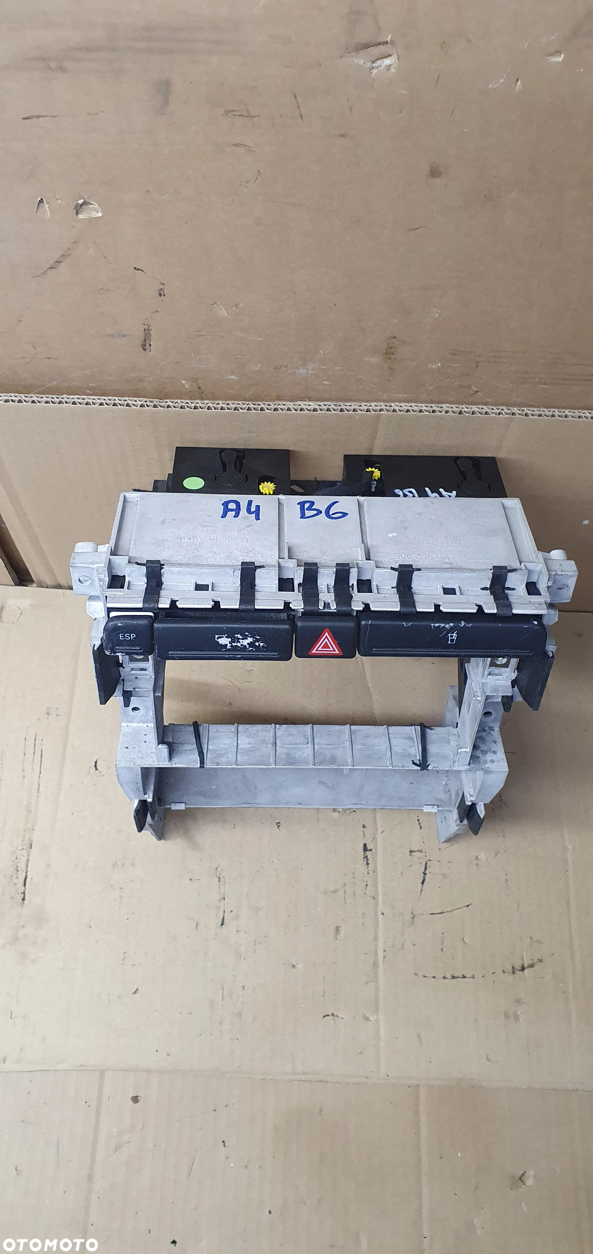 Ramka kosz konsoli radia 2 DIN Audi A4 B6 8E0858005C - 2
