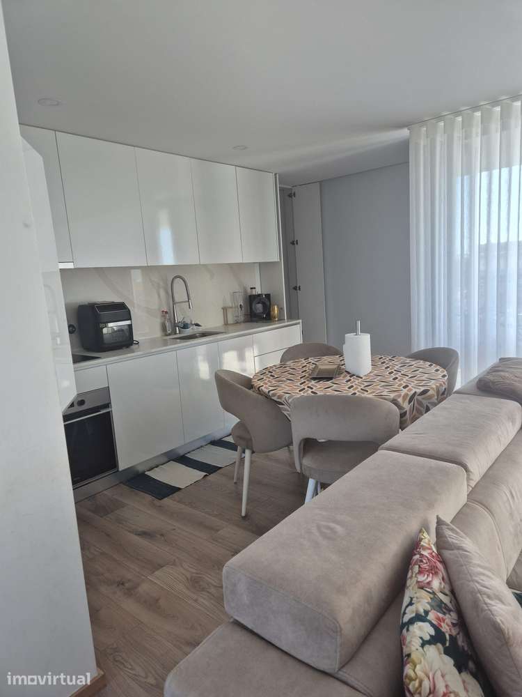 Arrenda-se T2 de luxo com terraço - Grande imagem: 2/13