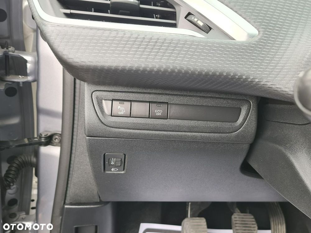 Peugeot 2008 1.2 Pure Tech GPF Allure S&S - 19