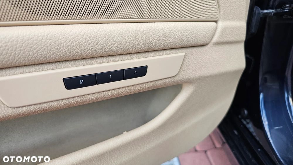 BMW Seria 5 528i xDrive Sport-Aut Luxury Line - 30