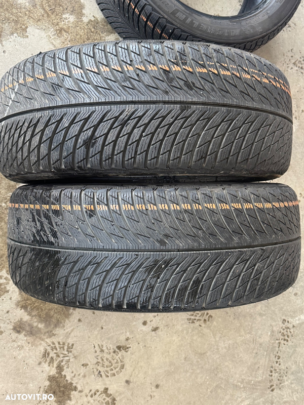 Vând 2 anvelope 235/45/20 Michelin de iarnă ca noi