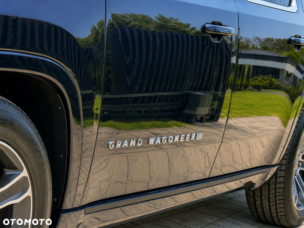 Jeep Grand Wagoneer - 9