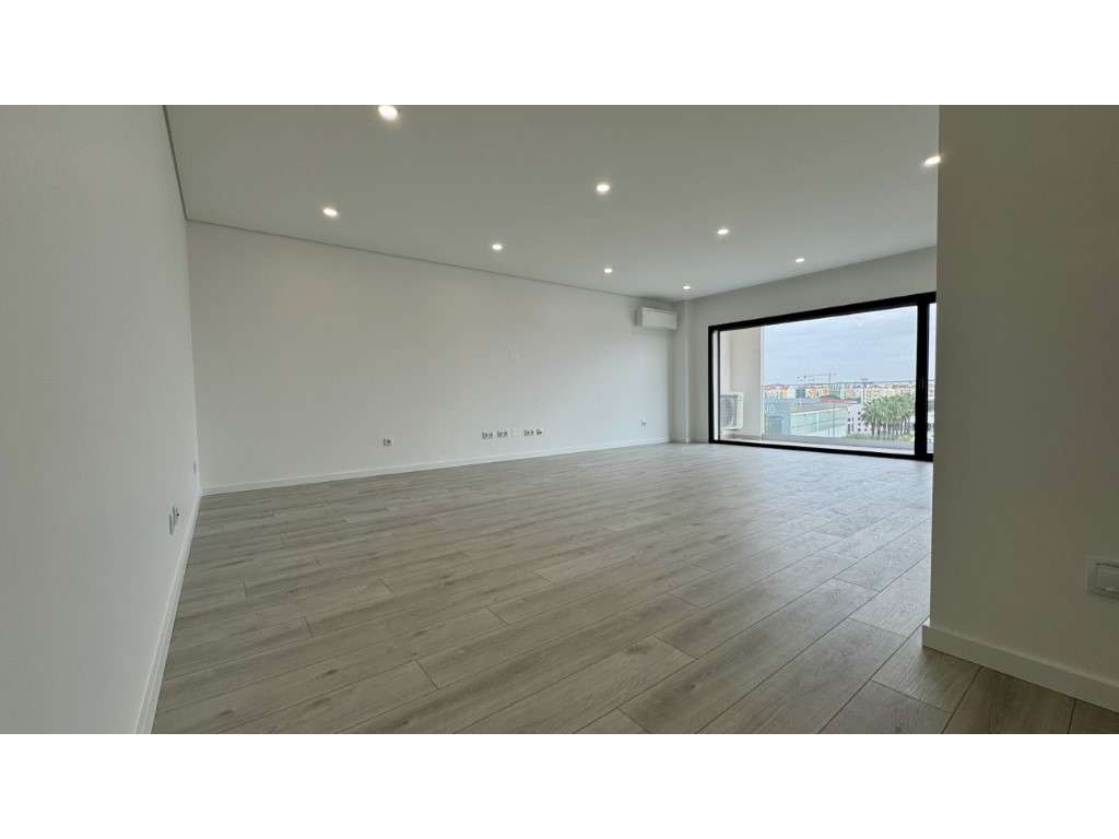 T3 em Urbanização Recente com Suíte, Churrasqueira e Garagem em 'BOX' - Grande imagem: 3/19