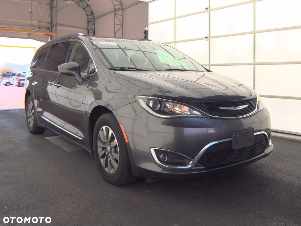 Chrysler Pacifica - 2