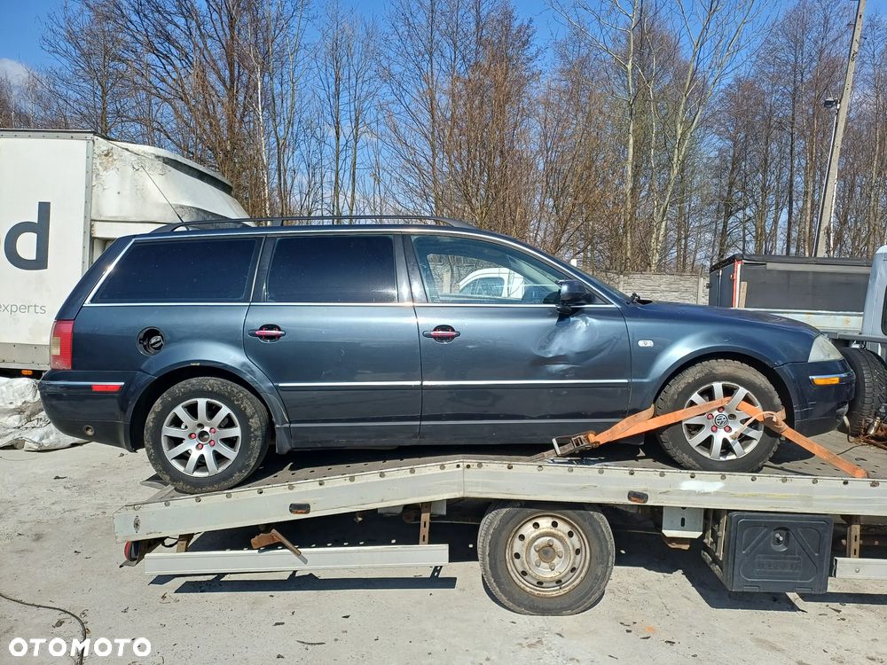 VW Passat kombi 2002r. Zderzak przód, maska, drzwi, szyba, błotniki - 5