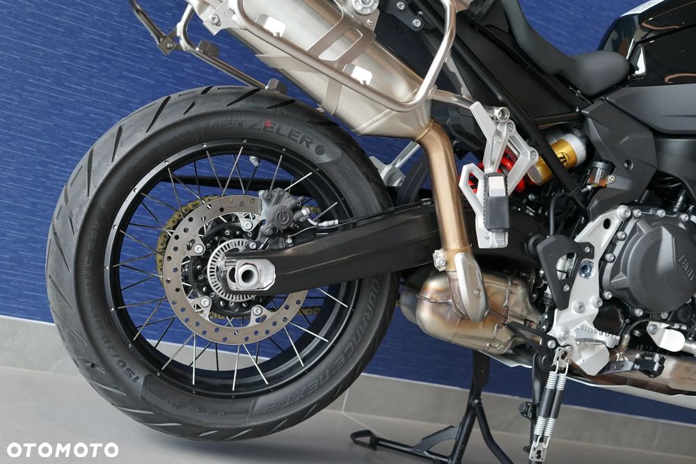 BMW F - 21