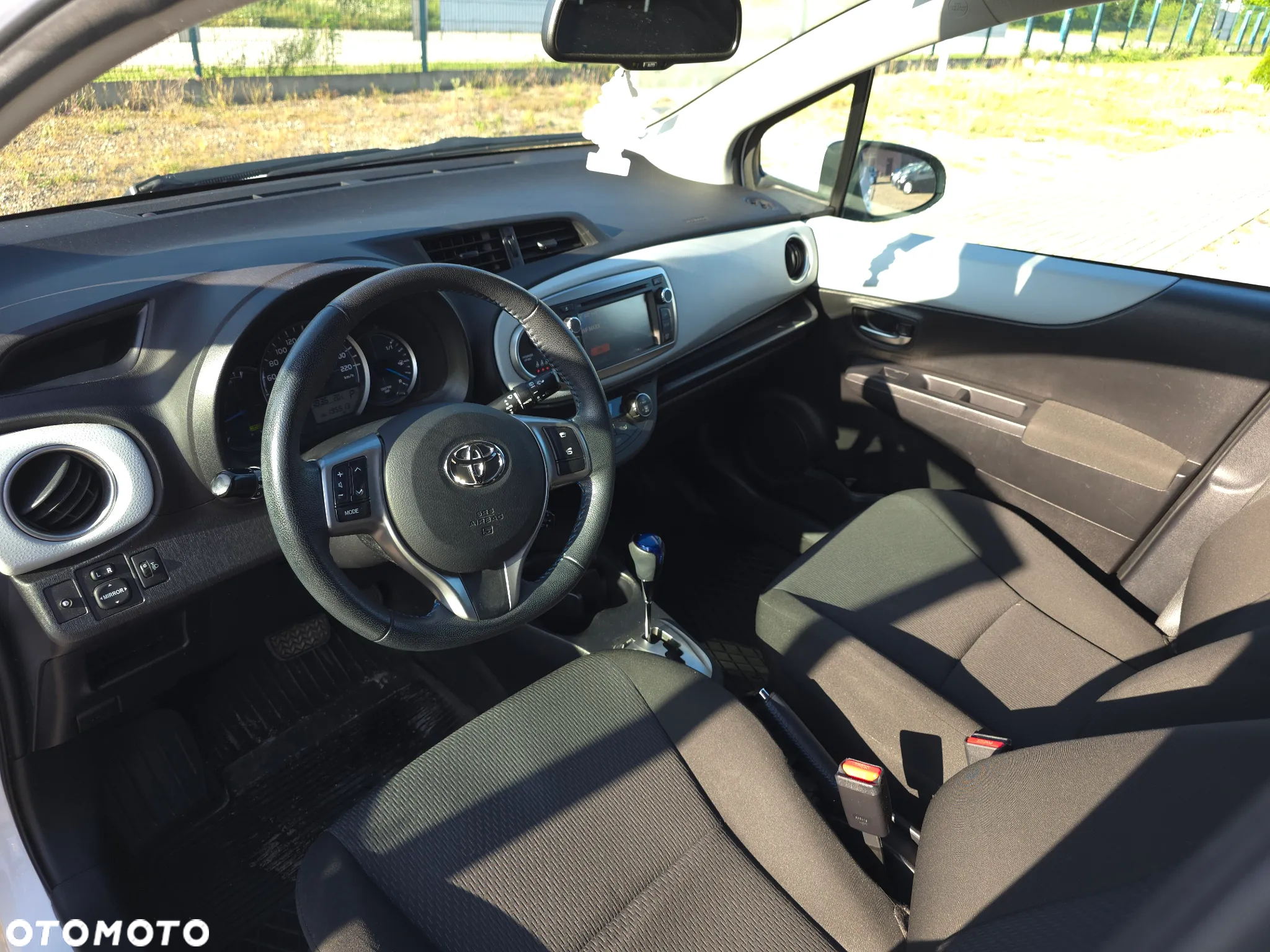 Toyota Yaris Hybrid 100 Premium - 18