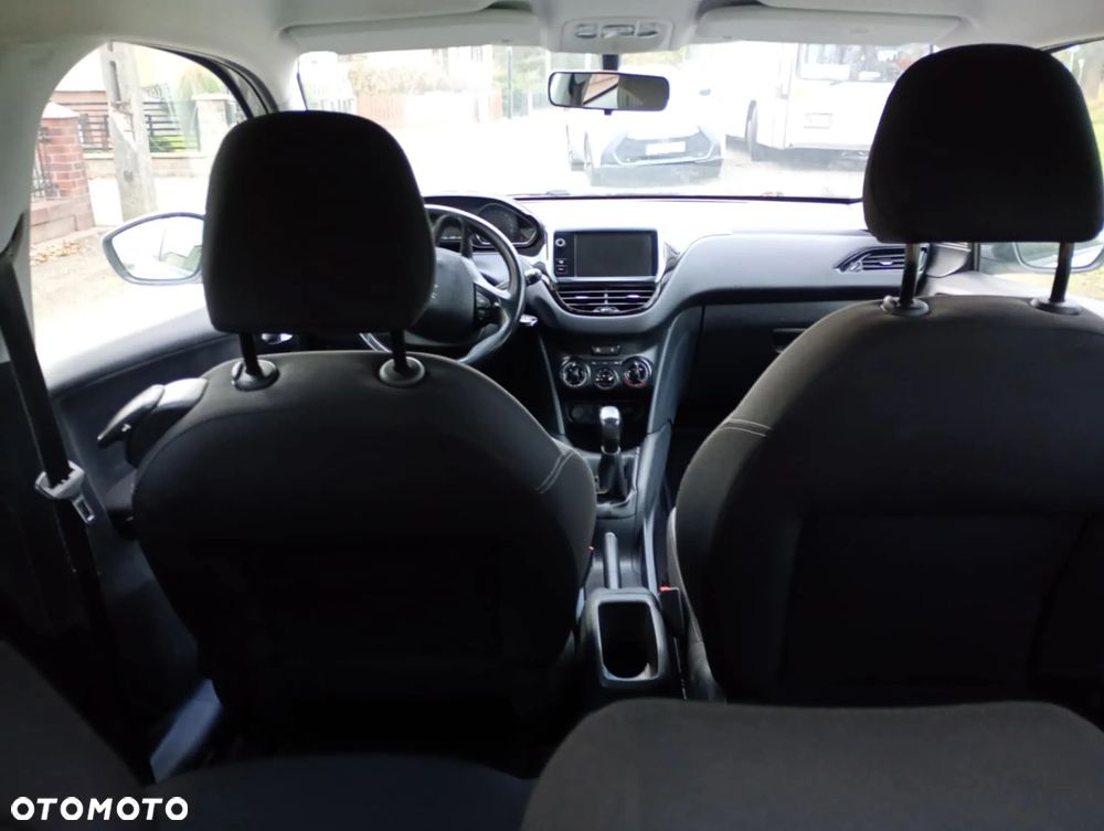 Peugeot 208 - 8