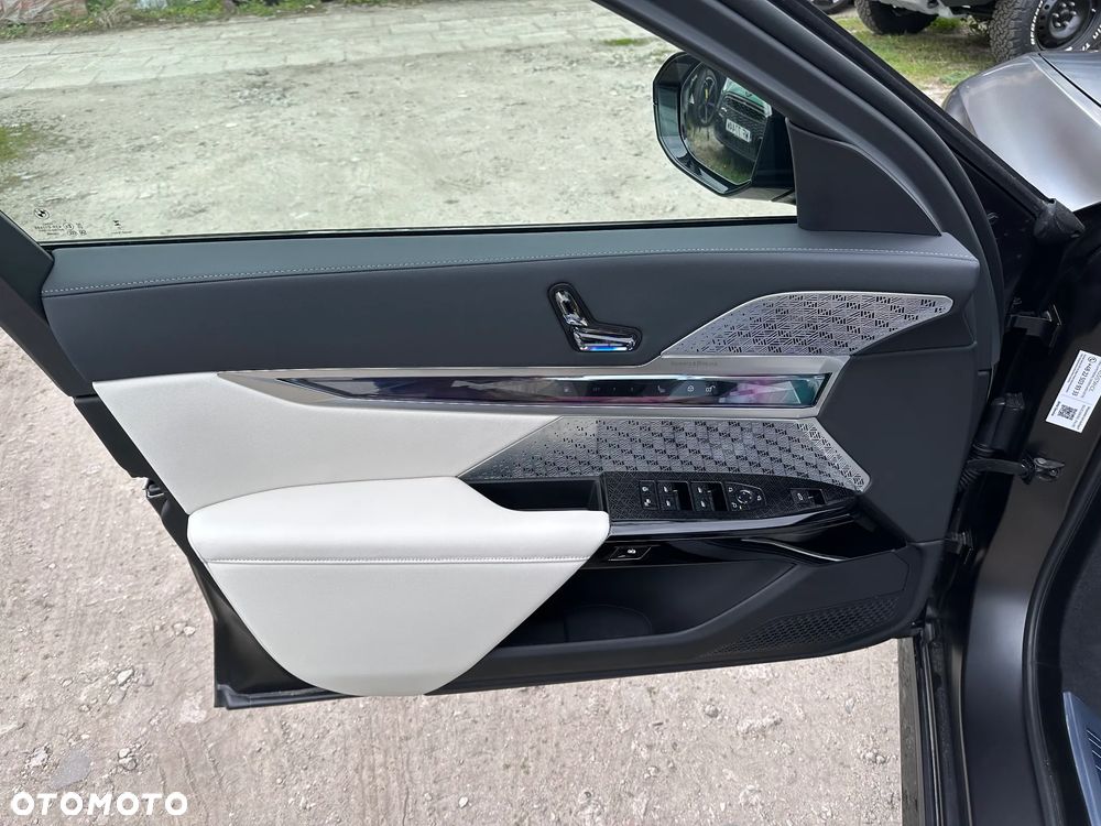 BMW Seria 7 M760e PHEV xDrive Individual Edition sport - 11