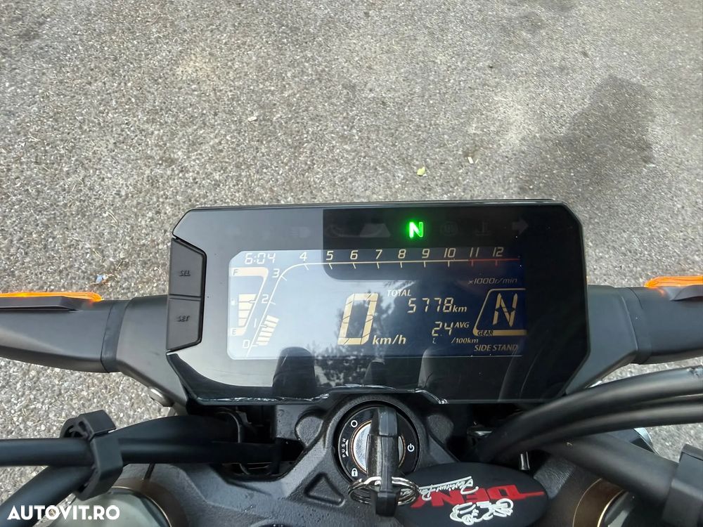 Honda CB 125R - 11