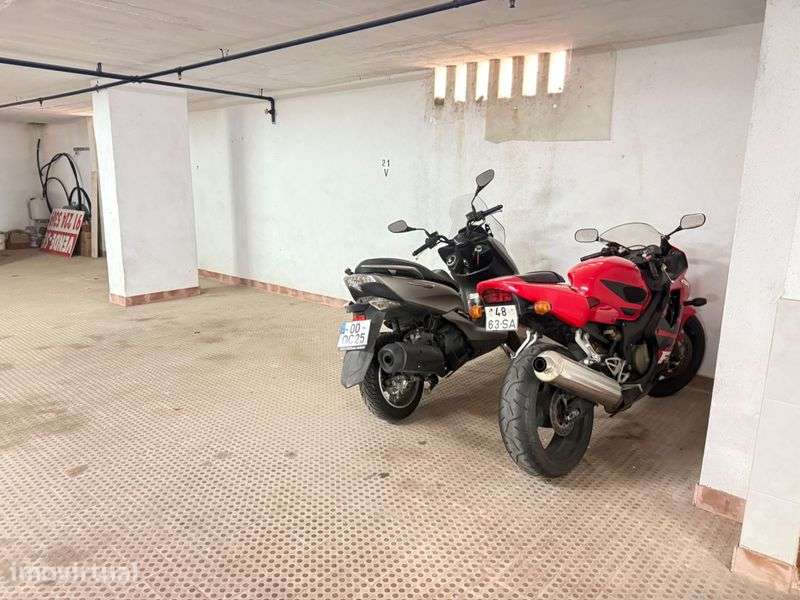 Lugar para mota a 300m da estação Tapada das mercês - Grande imagem: 3/4
