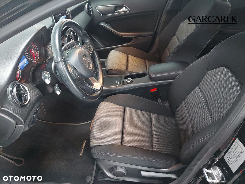Mercedes-Benz GLA 180 7G-DCT - 23