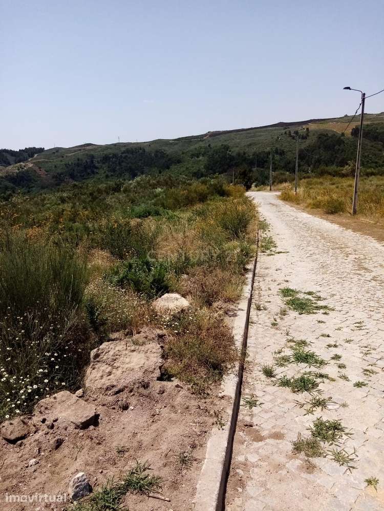 Parcela de terreno com viabilidade de construção com 823m2 - Grande imagem: 3/6