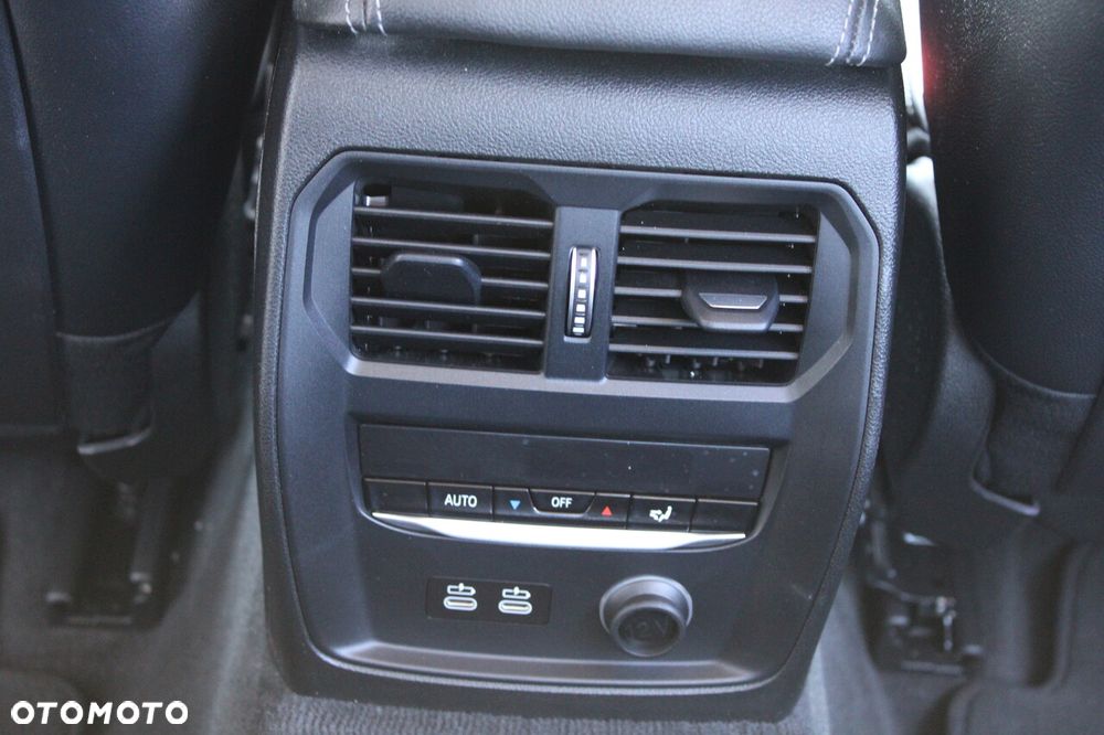 BMW Seria 3 330i Sport Line - 34