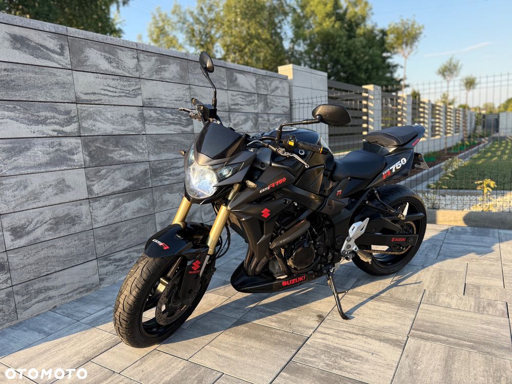 Suzuki GSR - 4