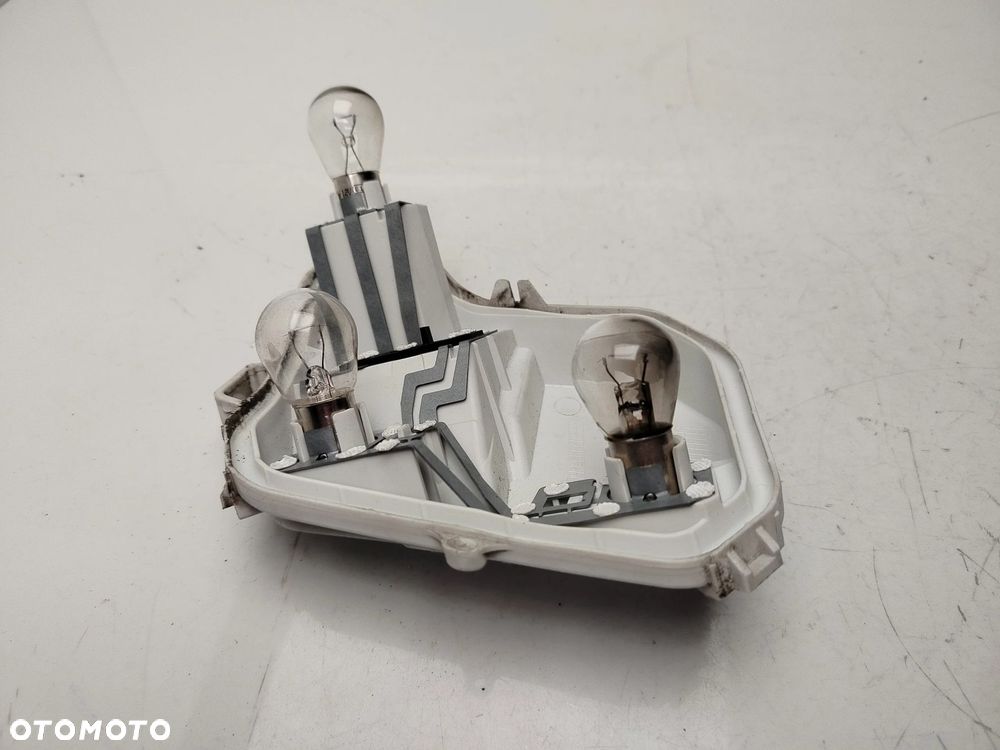 AUDI A4 B7 KOMBI WKŁAD GNIAZDO LAMPY PRAWY TYŁ 484062R - 2