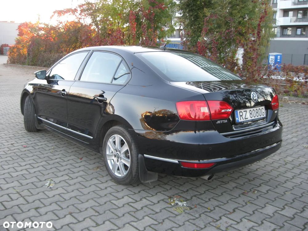 Volkswagen Jetta 1.6 TDI Comfortline - 4