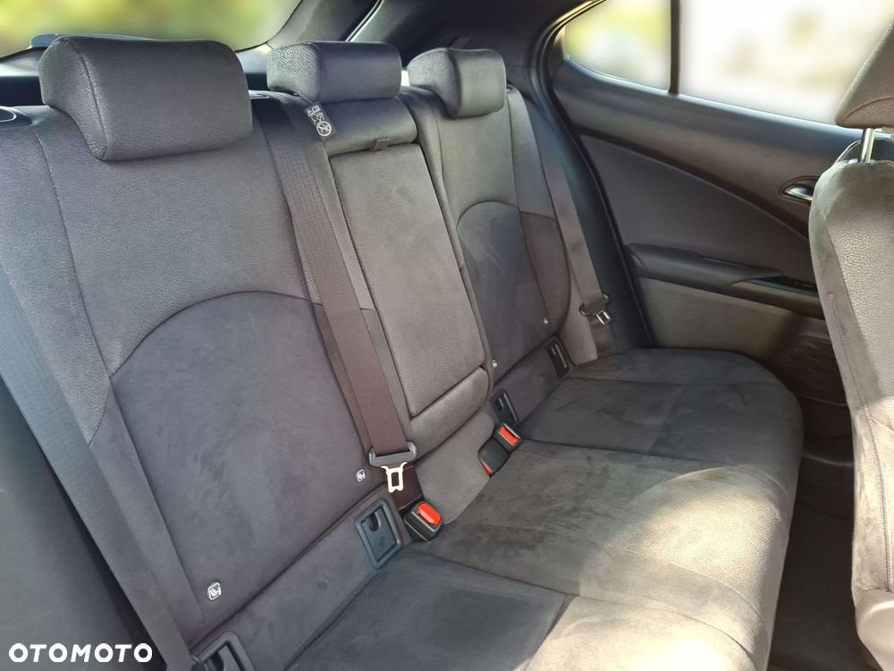 Lexus UX 300h Business - 19