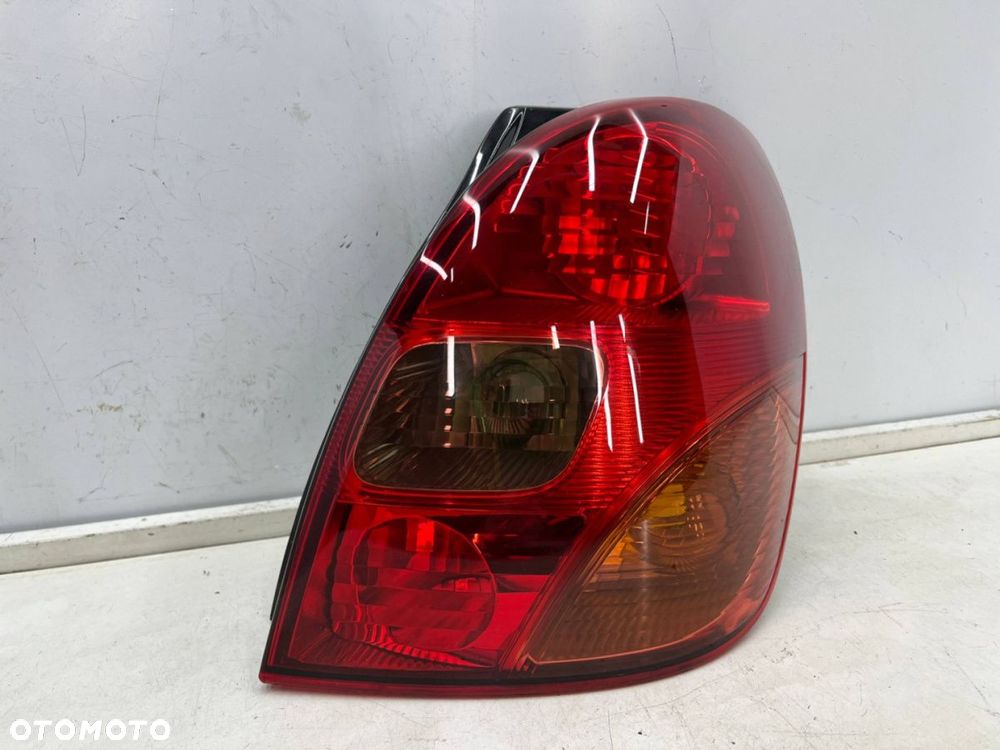 Lampa Toyota Corolla Verso I E12 01-04r. prawa tylna w błotnik oryginalna prawy tył - 2