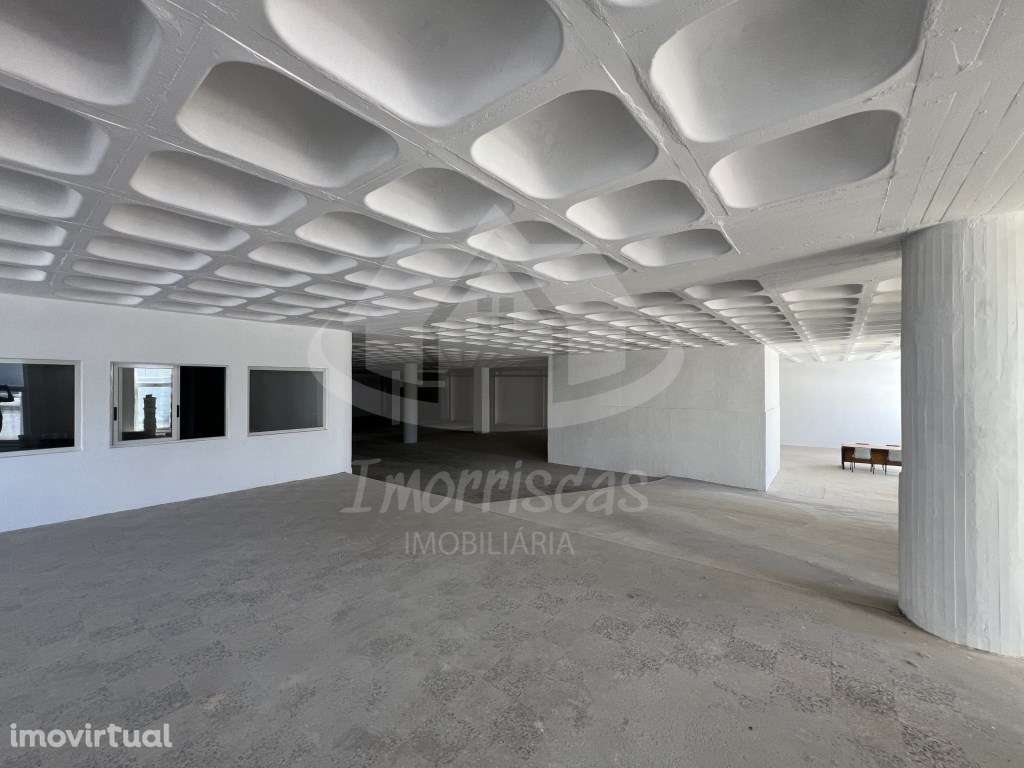 Armazém com 4.830 m², totalmente remodelado, localizado no Prior Velho - Grande imagem: 4/30