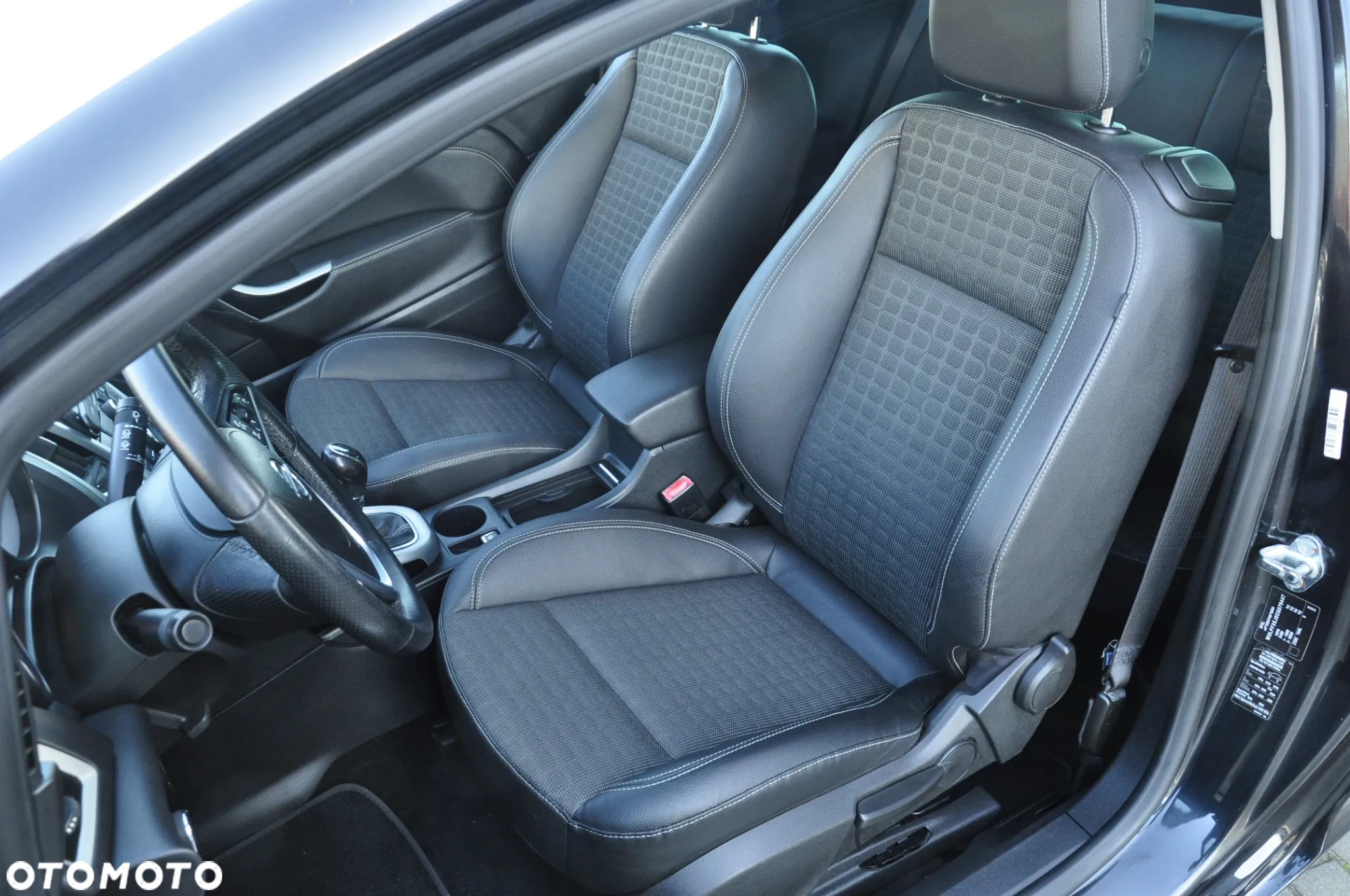 Opel Astra IV GTC 1.6 T Sport - 13