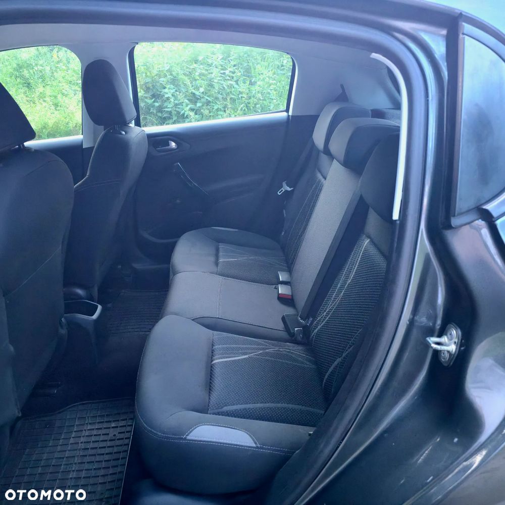 Peugeot 208 - 8