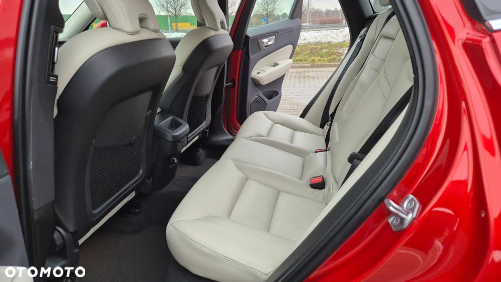 Volvo XC 60 T4 Momentum Pro - 21
