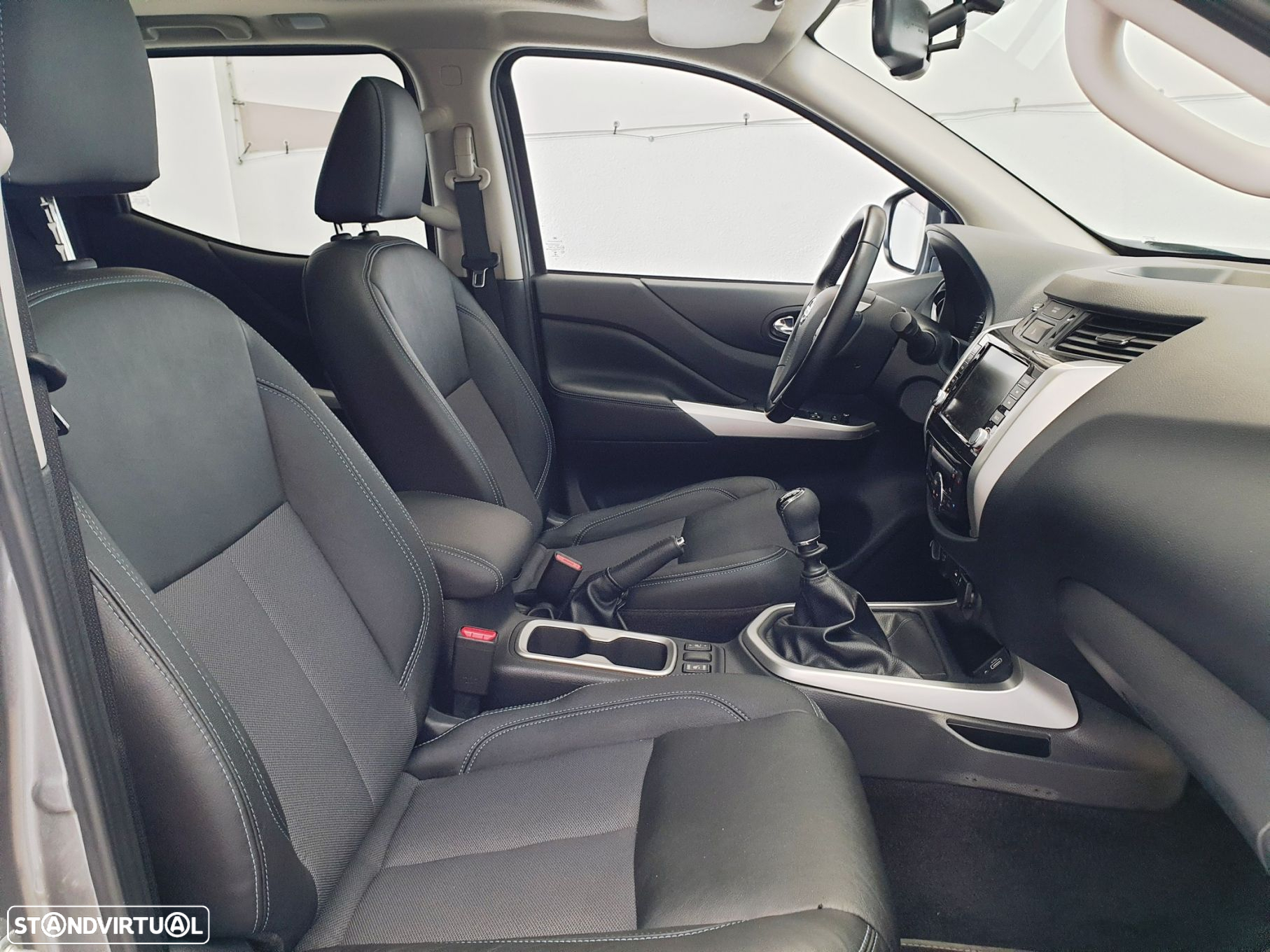 Nissan Navara 2.3 dCi CD 4WD N-Guard - 35