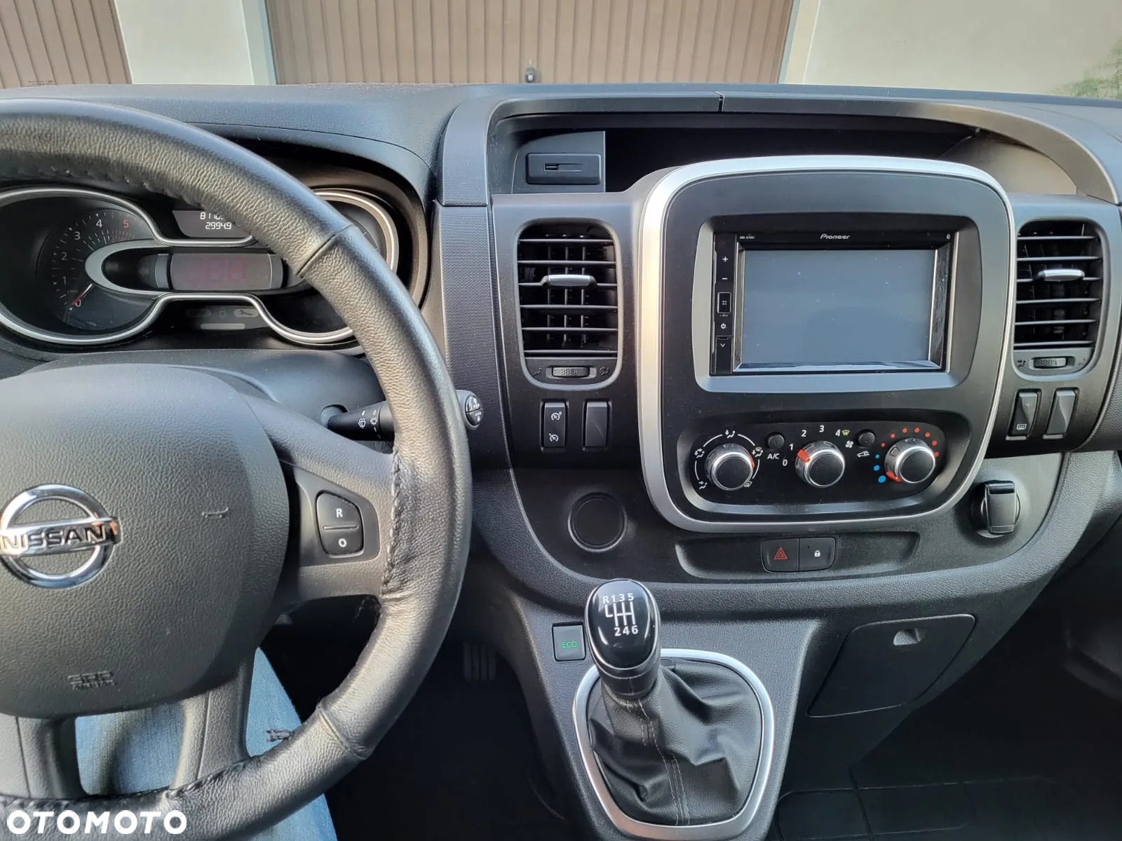 Nissan NV. 300 - 4