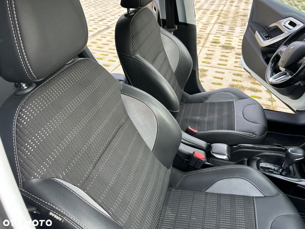 Peugeot 2008 PureTech 110 GPF EAT6 Black Edition - 23