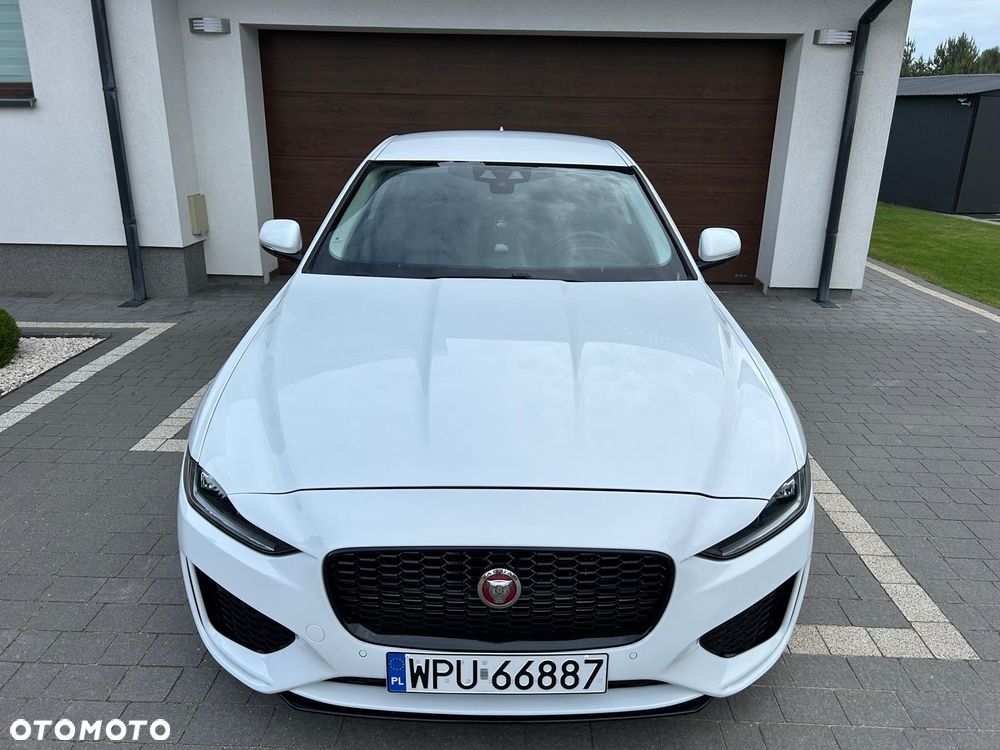 Jaguar XE 2.0 T R-Sport - 4