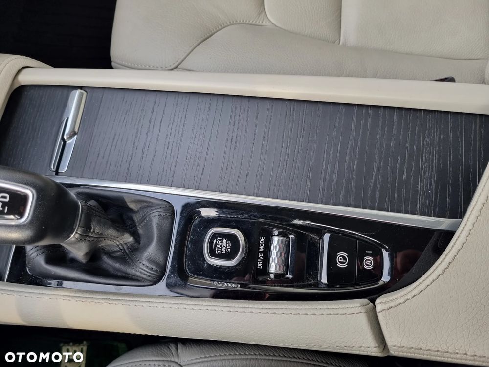 Volvo XC 90 T5 AWD Geartronic Momentum Pro - 25