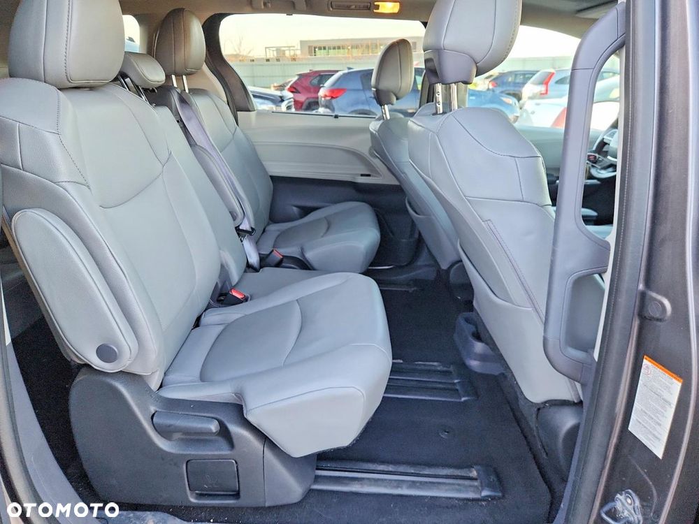 Toyota Sienna - 11