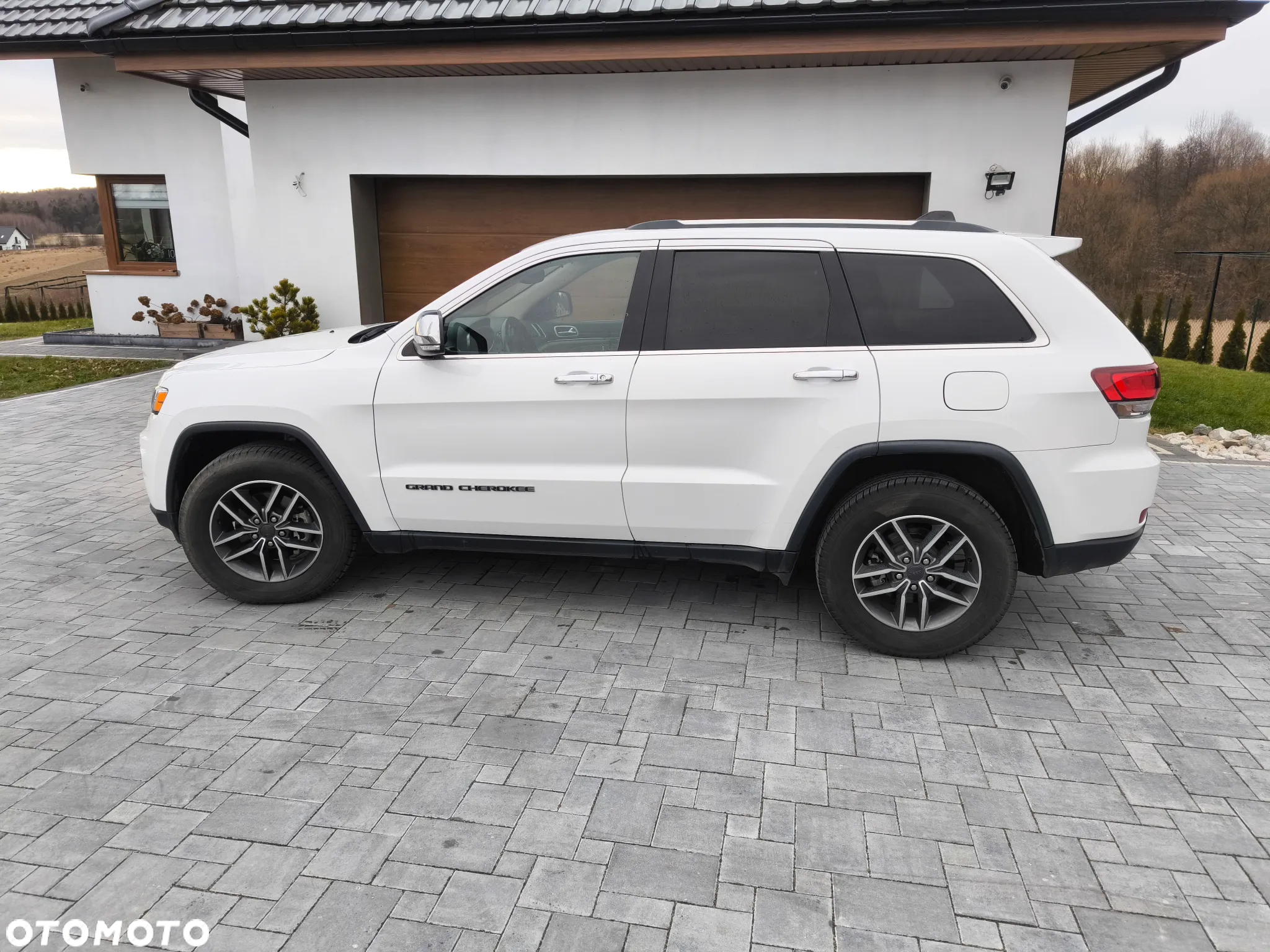 Jeep Grand Cherokee - 12