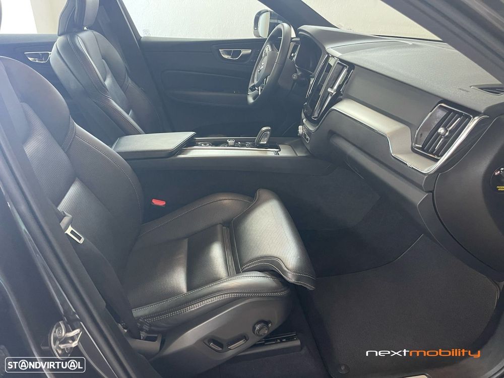 Volvo XC 60 2.0 T6 PHEV R-Design AWD - 12