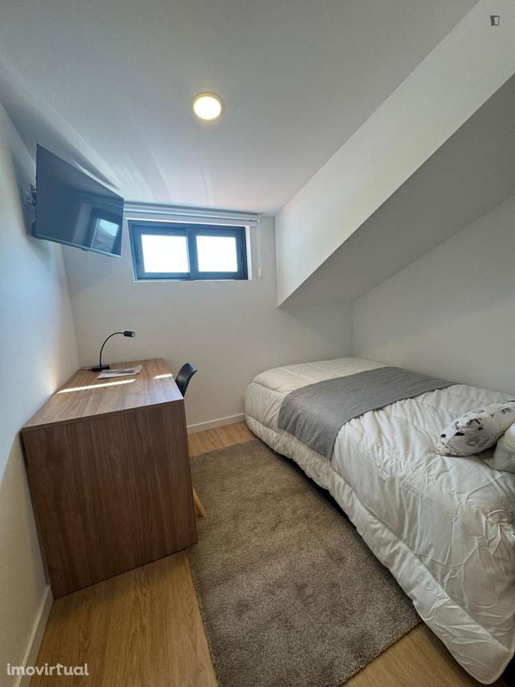 Quarto - localizado em Paranhos Porto - Grande imagem: 2/11