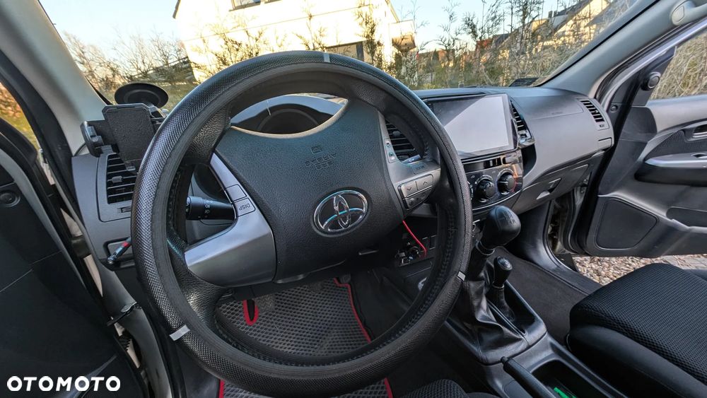 Toyota Hilux 2.5 D-4D SR - 30