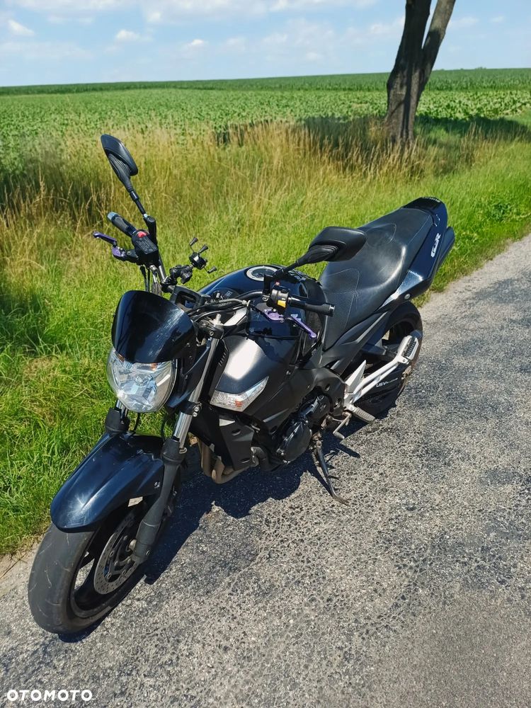 Suzuki GSR - 4