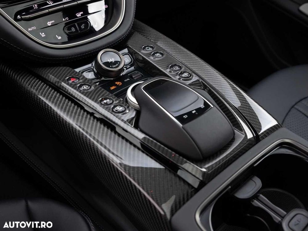 Aston Martin DBX - 11