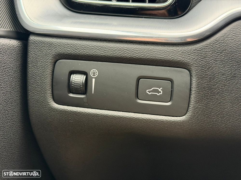 Volvo XC 60 2.0 D4 Momentum Geartronic - 24