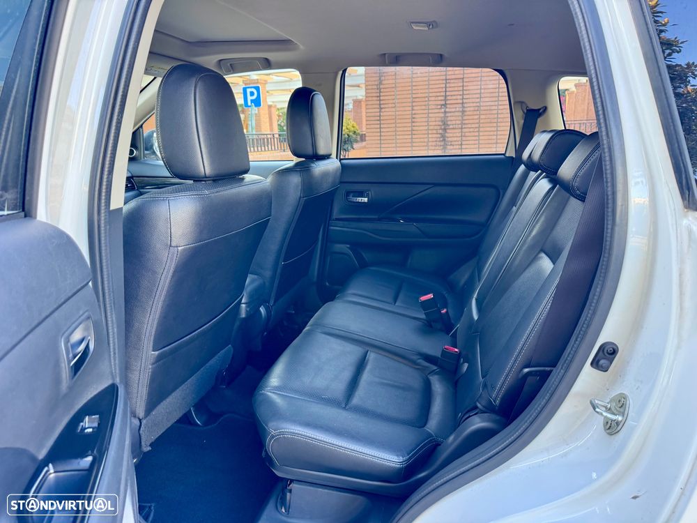 Mitsubishi Outlander 2.2 DI-D Instyle Navi Black Edition - 20